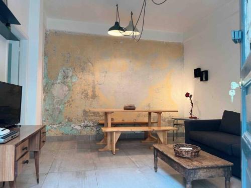 Beirut Apartamento | Stylish 1BR Apt in Badawi Front Yard and Rooftop