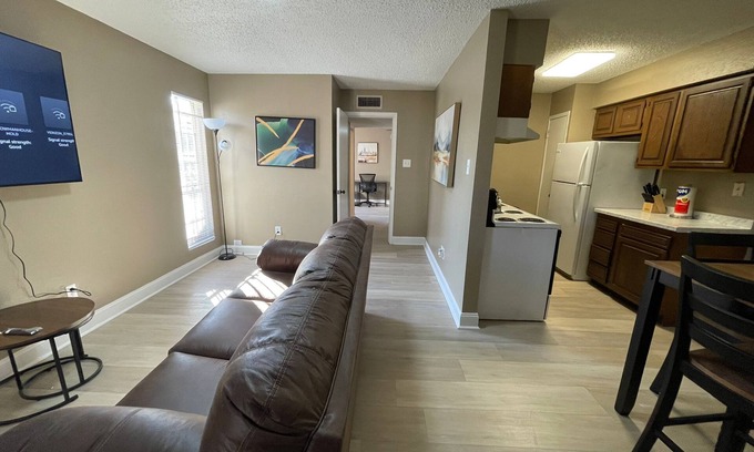 Oaks Historic District Apartamento | Stylish 1BR: Comfort & Style