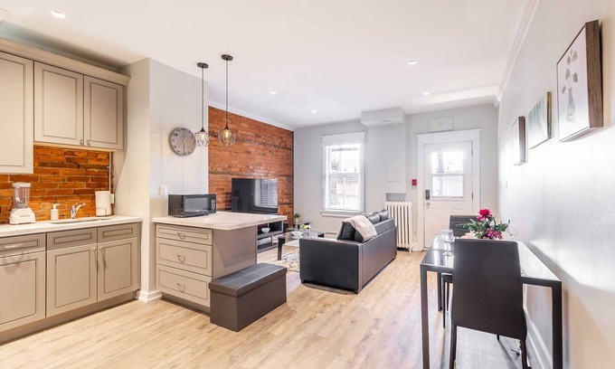 Central Hamilton Apartamento | Stylish 1BR Condo Unit on James Street North!