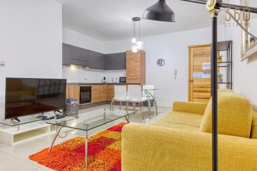 St. Andrew's Apartamento | Stylish 1BR home with full amenities in Swieqi by 360 Estates