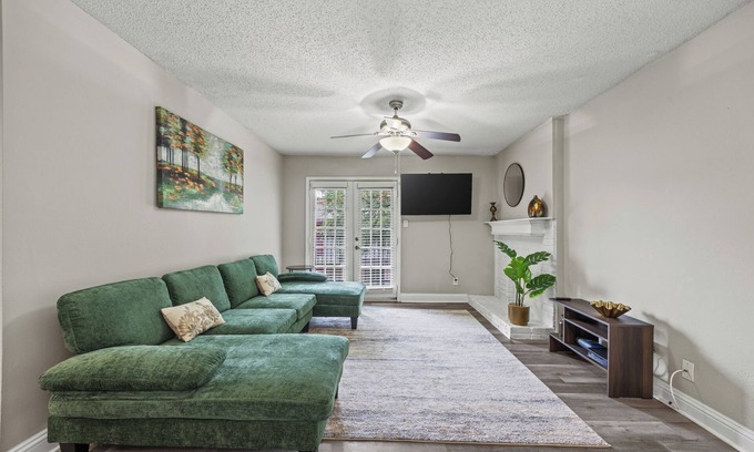 Addison Apartamento | Stylish 1BR + pool Walk to Bars & Bites in the heart of Addison