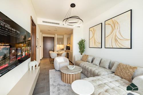 Nad Al Sheba Apartamento | Stylish 1BR with City and Partial Burj View by BMS