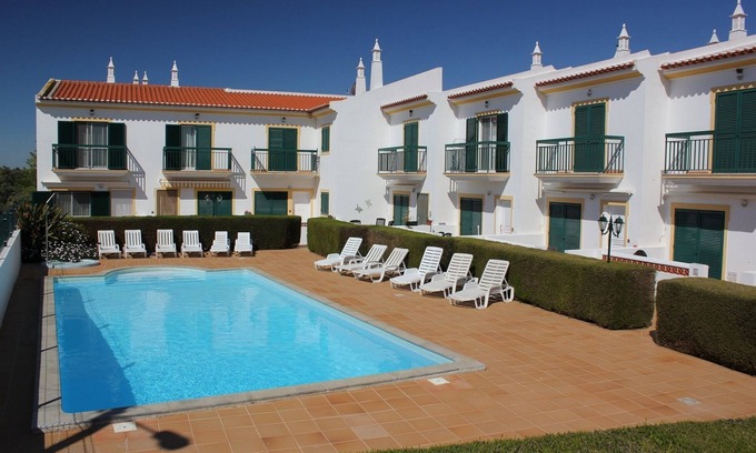 Vila Real Santo Antonio Casa | Elegante casa de 2 dormitorios con patio privado y piscina compartida.