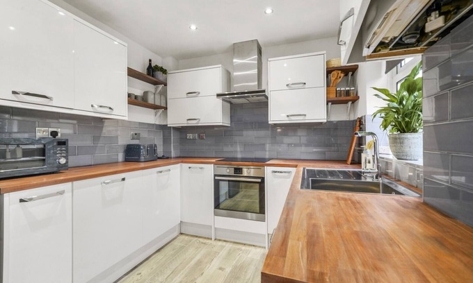 Chatham Casa | Stylish 2 bed house with parking & WIFI