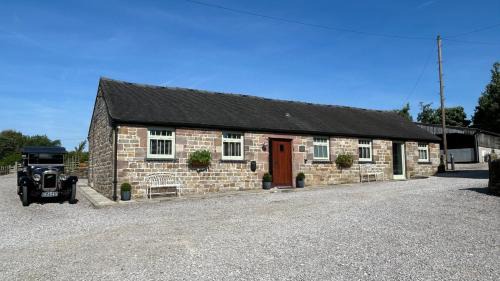 Winkhill Casa | Stylish 2 Bed Peak District Cottage Barn - Alton Towers, Scarefest, Polar Bears, Chatsworth