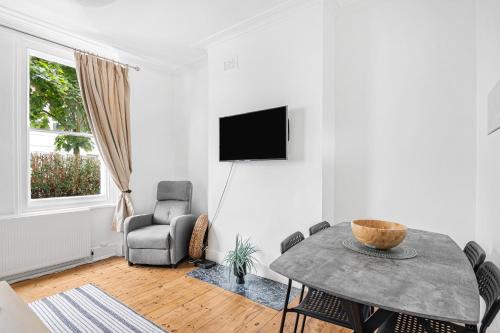 Tooting Apartamento | Stylish 2-Bedroom Apartment SW17 London 5 Guests
