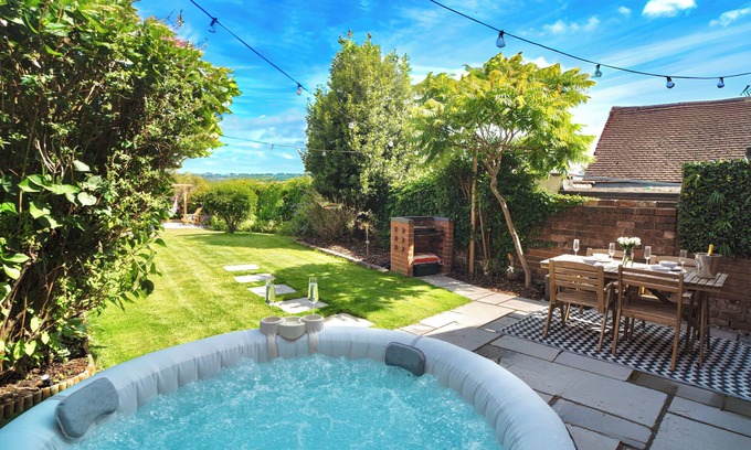 Ribbesford Cabaña | Stylish 2 Bedroom Cottage with Hot Tub and Parking