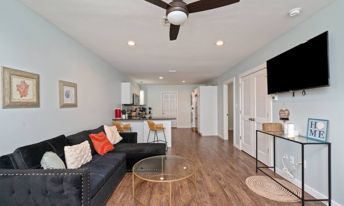 South Pensacola Apartamento | Stylish 2 bedroom home close 2 Dtown, NAS, and BCH