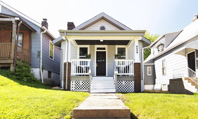 Tower Grove South Casa | Stylish 2-bedroom home with free parking on street