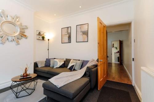 Derby Apartamento | Stylish 2 Bedroom Home with Free on Street Parking