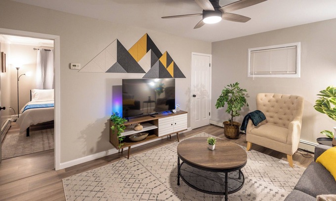 Dover Apartamento | Stylish 2 Bedroom, Pet friendly w/fenced-in yard, Laundry, Private Entrance