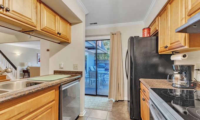 Chapel Hill Casa | Stylish 2-bedroom townhome with large deck, and pool in fabulous Chapel Hill
