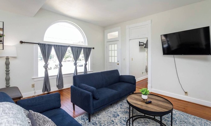 Waynesboro Apartamento | Stylish 2 Bedroom Unit-Convenient Downtown walkable location, Close to 151, Blue Ridge Parkway, Brew