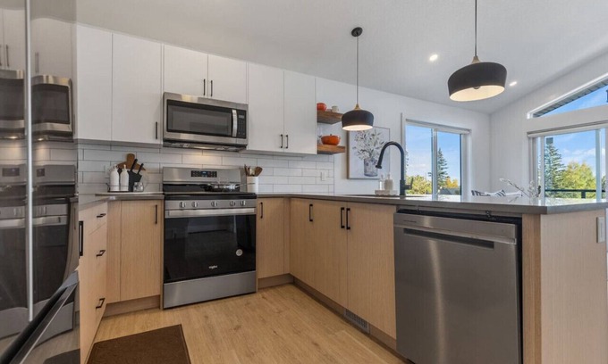 Banff Trail Casa | Stylish 2 Beds 2 Baths Townhome | Working desk
