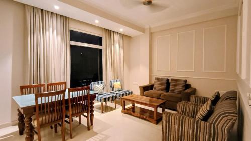 Dehradun Apartamento | Stylish 2 BHK Near ISBT & Rajpur Road