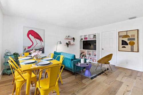 Sailboat Bend Casa | Stylish 2 BR Condo - Free Parking on Premises