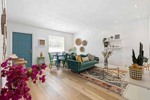 Sailboat Bend Casa | Stylish 2 BR condo - close to Riverwalk