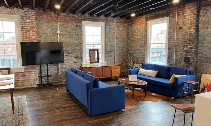 Mount Airy Apartamento | Stylish 2 BR New Apartment in Downtown Mount Airy (APT 202)