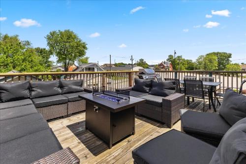 Holy Cross Casa | Stylish 2-Story Retreat w Balcony & Parking