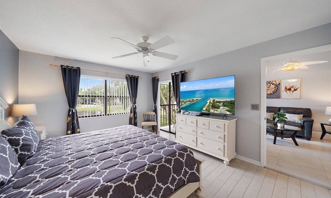 South Bradenton Condominio | Stylish 2B-2B Condo near AMI, Beaches & IMG