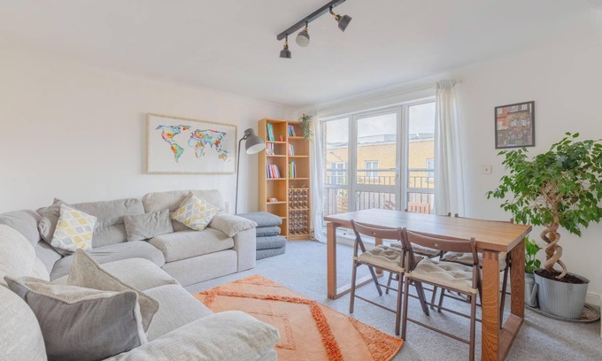 St. Dunstan's Apartamento | Stylish 2BD Flat in Historic Neighbourhood, London