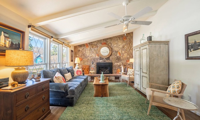 Red Lodge Casa | Stylish 2BR/2BA Retreat – Pet-Friendly, Patio, Workspace. Wifi.