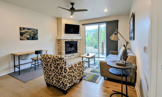 Lakeside Village Condominio | Stylish 2BR Condo | Steps to River & Trails