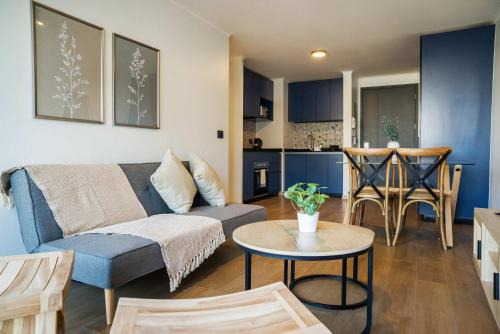 Apoquindo Apartamento | Stylish 2BR Flat for 5 in Lively Las Condes Oasis