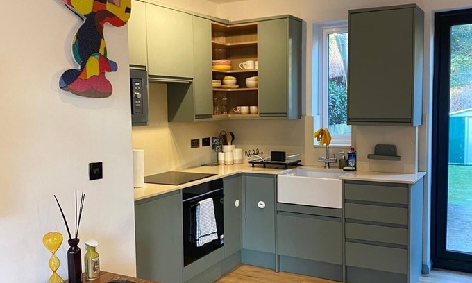 Norwood Green Casa | Stylish 2BR Garden Home | FREE Parking | Sleeps 7
