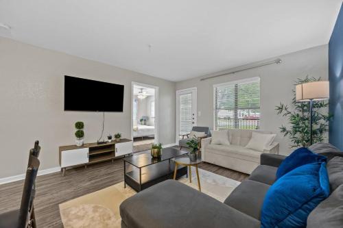 Pleasant Valley Apartamento | Stylish 2BR in Downtown, Pool Gym, near Airport