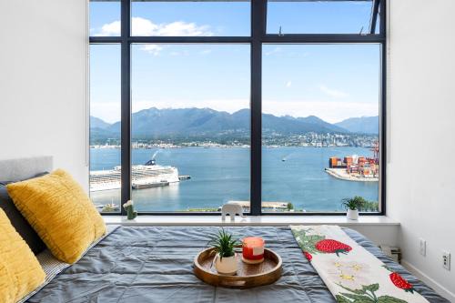 Gastown Apartamento | Stylish 2BR Loft in Historic Gastown with Mountain Views