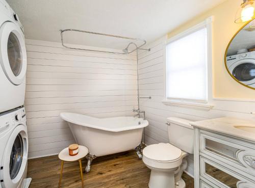 Greenwood Casa | Stylish 2BR n Old Town Greenwood
