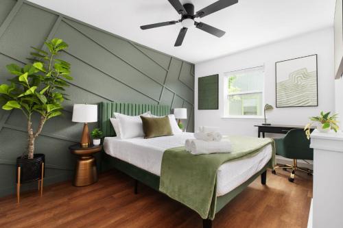 South Lamar Apartamento | Stylish 2BR Oasis with Private Patio - Sleeps 8