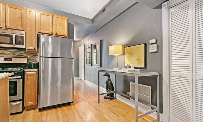 Boystown Apartamento | 2BR Live in Style Designer Apt in Festive Boystown