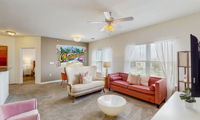 Goose Creek Condominio | Stylish 2BR: Pet Friendly in Walkable Resort with a Pool