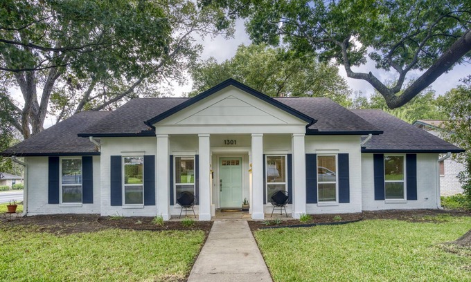 North Austin Civic Association Casa | ★ Stylish 2BR Ranch in N. Central Austin ★ Stock Pool ★ Parking