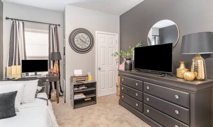 Clarksville Apartamento | Stylish 2BR Townhome w Garage Patio Perfect for Stays or Assignments