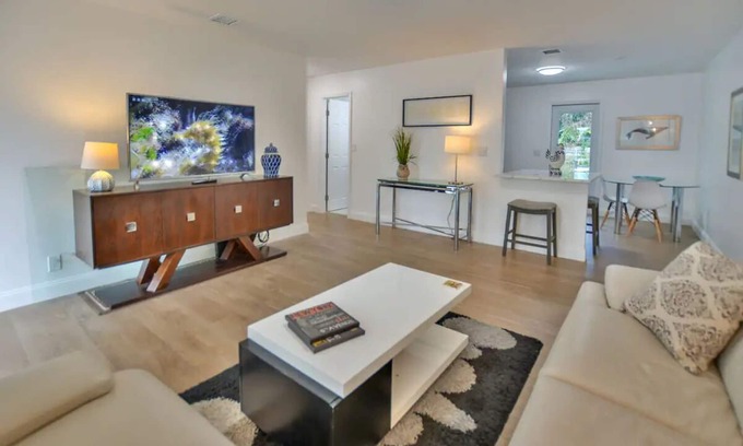 North Palm Beach Apartamento | Stylish 2BR 1BA Home with a large backyard