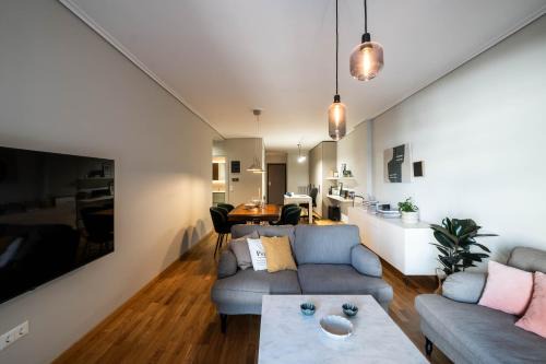 Agia Paraskevi Apartamento | Stylish 2BR with Balcony, Northern Suburbs