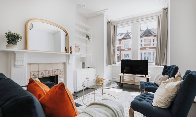 Chiswick Casa | Stylish 3 Bdr London Hideaway in Chiswick w/ Wifi & 2 living rooms.