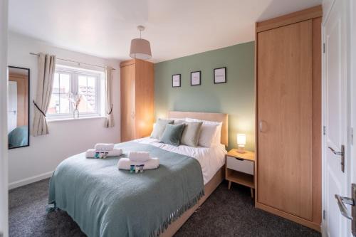 Gloucester Casa | Stylish 3-bed Gloucester house with Free Driveway Parking for 2 cars