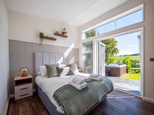 Totnes Cabina | Stylish 3-bed Lodge With Golf & Spa Access