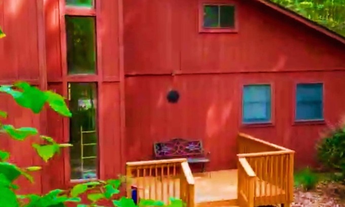 Tobyhanna Cabina | Stylish 3 Bed Mtn Retreat with HOT TUB, KING SIZE BED & Resort Style Amenities.