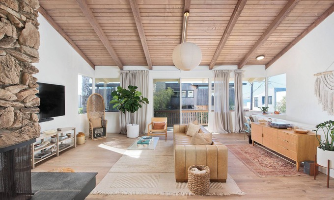 Gas Lamp Section Casa | Stylish, 3 Bedroom Beach House w/ Ocean Views