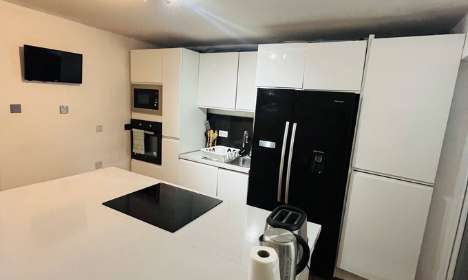 Great Linford Casa | Stylish 3 Bedroom + 2 Bathroom Townhome near Central Milton Keynes with Balcony