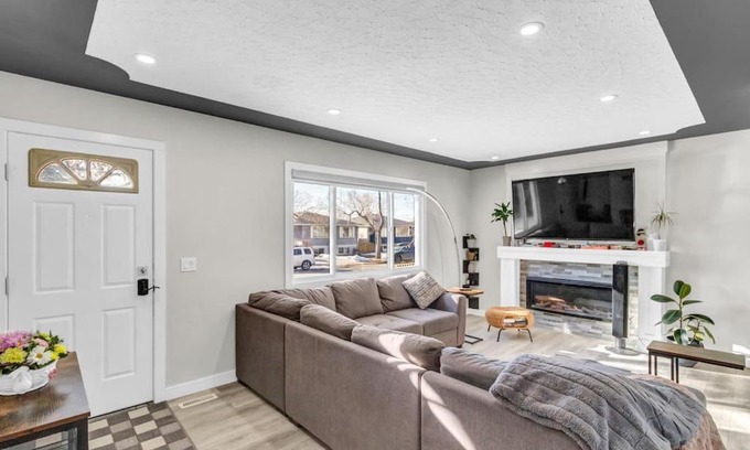 Calgary Casa | Stylish 3 Bedroom - Close to Downtown & Airport!