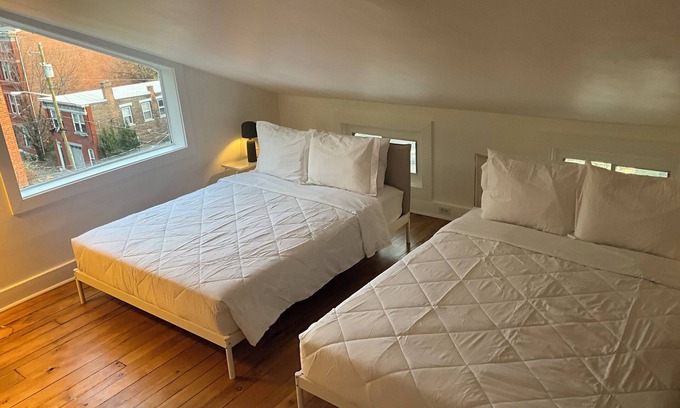 Clifton Heights Casa | Stylish 3-bedroom house: Amazing view, charming back porch & off street parking