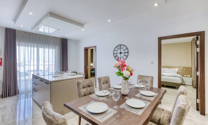 St. Andrew's Apartamento | ✨ Stylish 3-bedroom in Swieqi 🇲🇹 – just minutes from beaches, restaurants & nightlife 🌊🍴🎶. Your perfect Malta getaway awaits! 🌴☀️