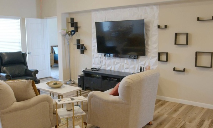 Kyle Casa | Stylish 3 Bedroom retreat near Downtown and Outlet