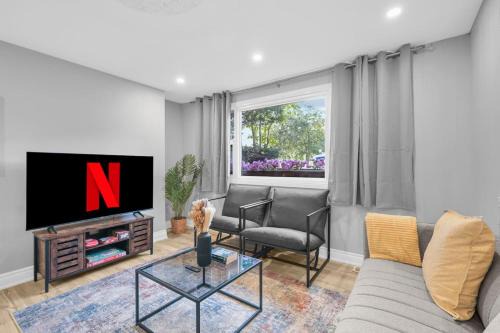 Whitby Apartamento | Stylish 3 BR Apt with Free Parking, Wifi and Patio